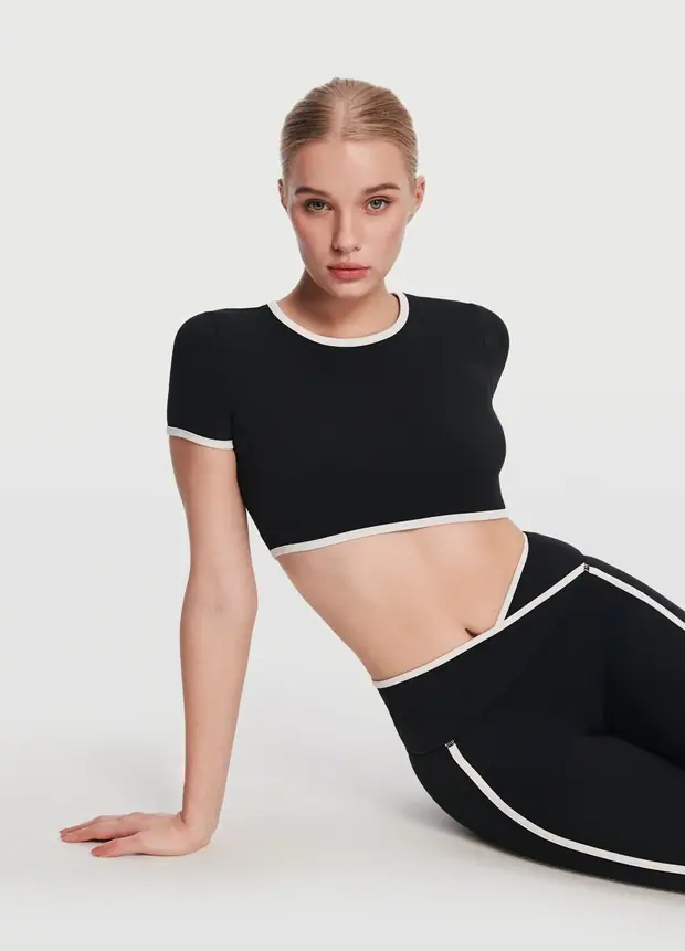 Casual Cropped T-shirt in Black, front view