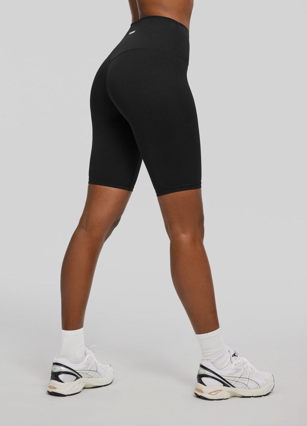 High-waisted Bike Shorts in Black, detail