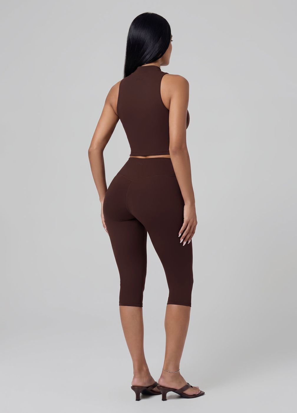 High-waisted Capri Leggings in Chocolate, detail