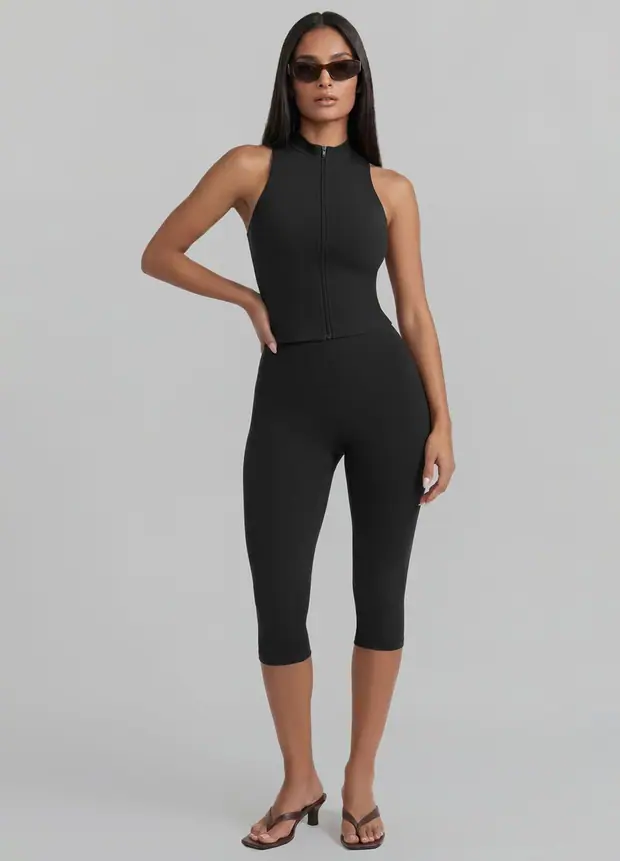 High-waisted Capri Leggings in Black, front view
