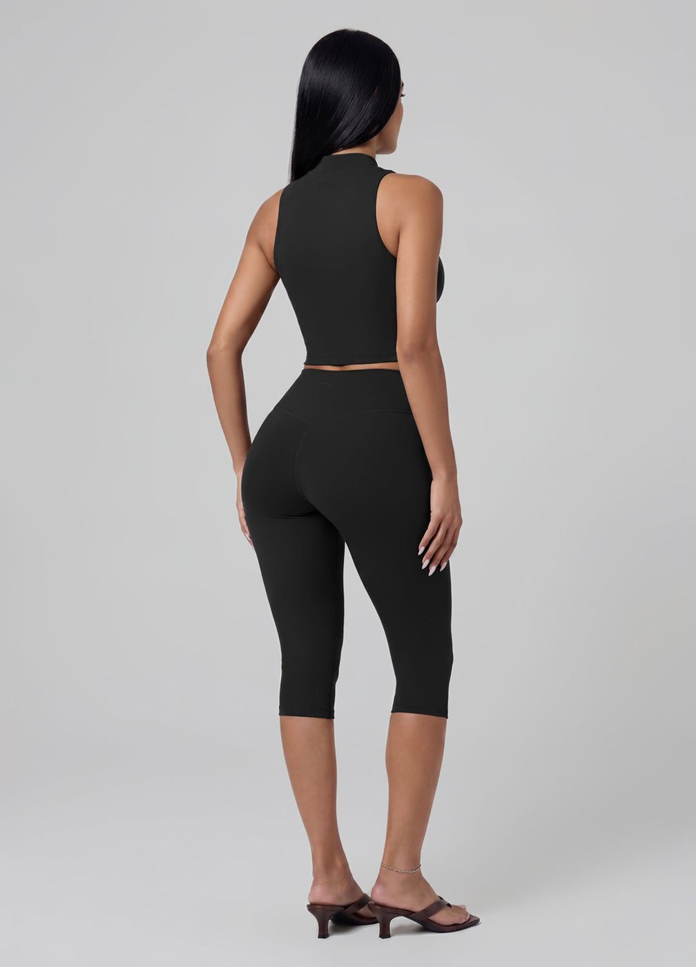 High-waisted Capri Leggings in Black, detail