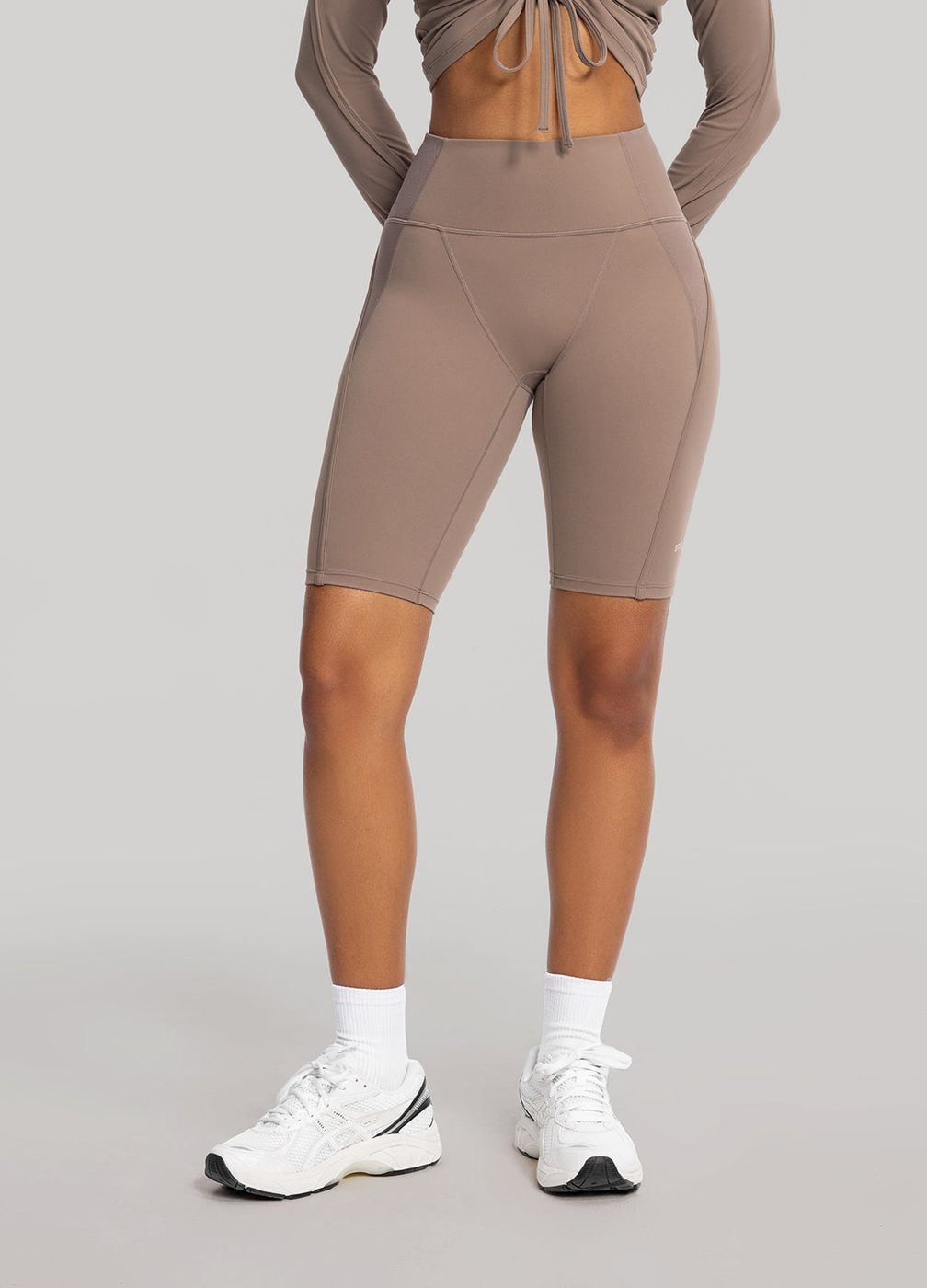 High-waisted Performance Biker Shorts in Cocoa, detail