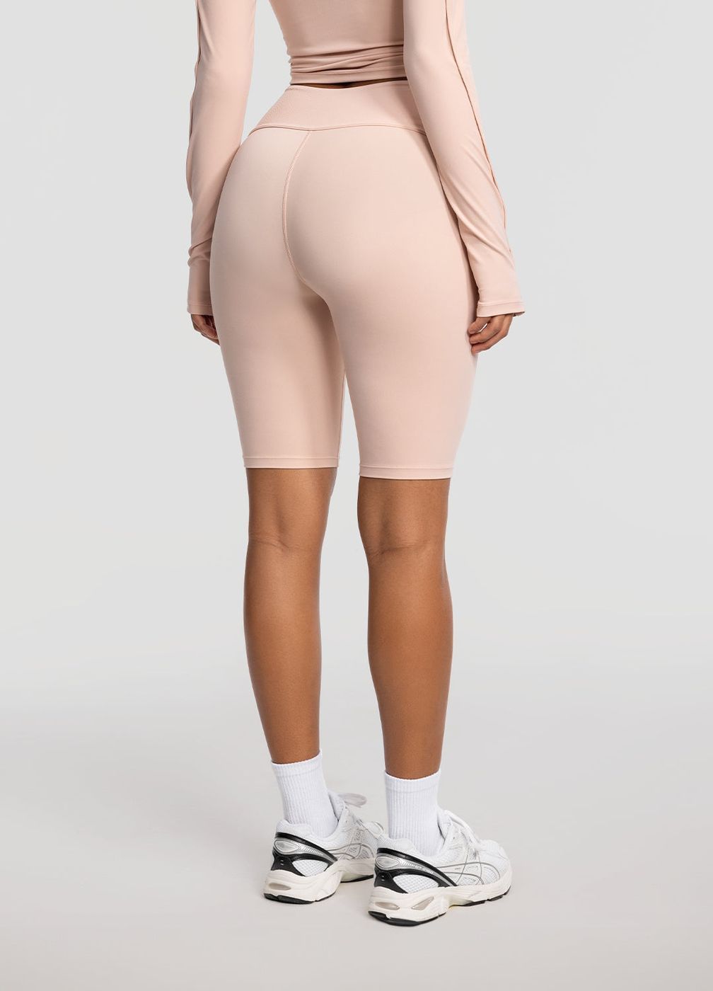 High-waisted Performance Biker Shorts in Seashell, detail