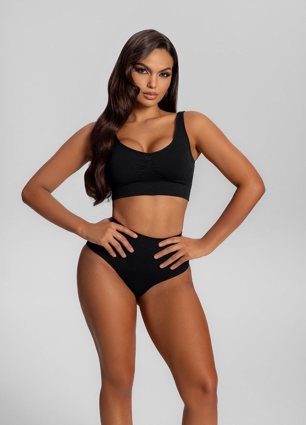 Mid-rise Butt-lifting Ing Briefs in Noir, front view