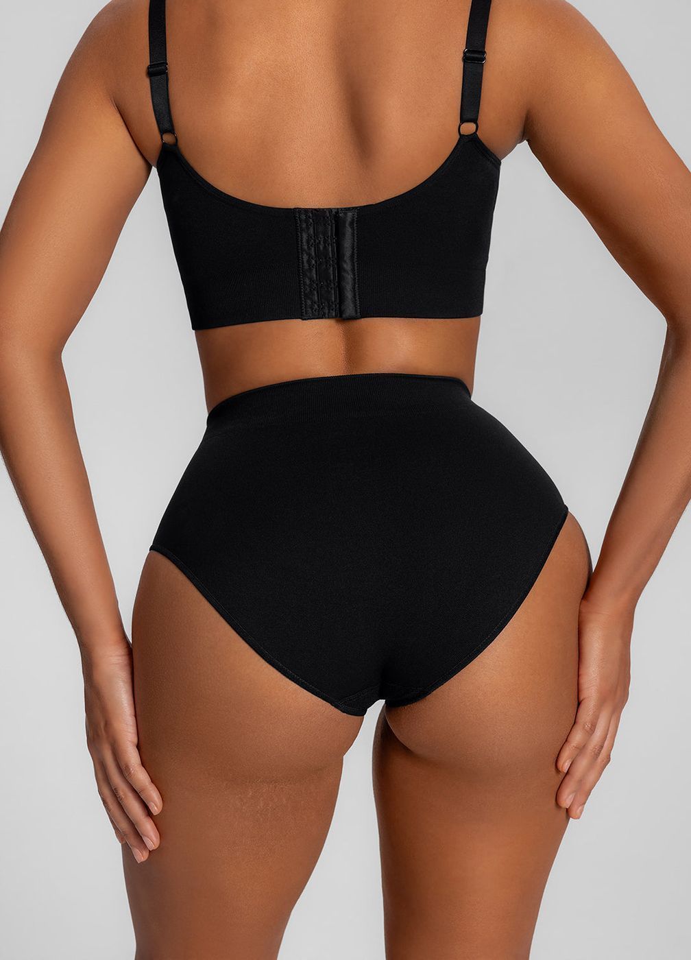Mid-rise Butt-lifting Ing Briefs in Noir, detail