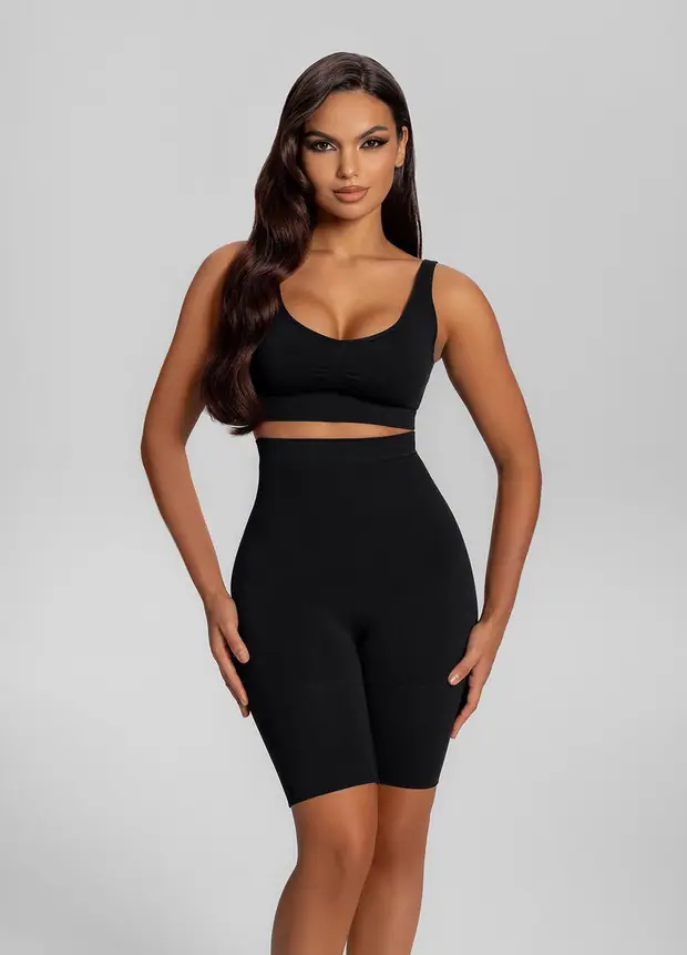 Mid-thigh Butt-lifting Ing Shorts in Noir, front view