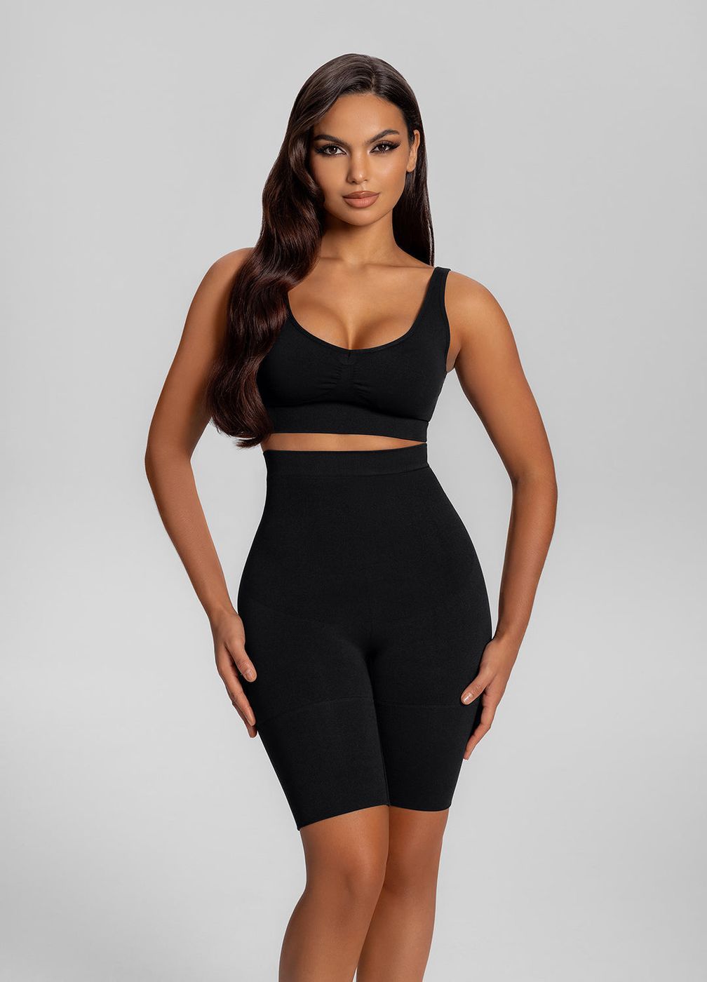 Mid-thigh Butt-lifting Ing Shorts in Noir, front view