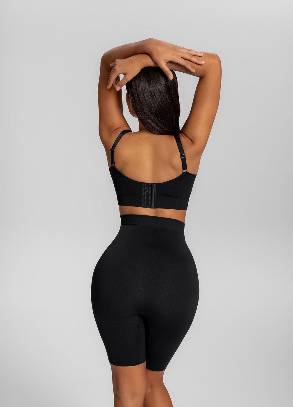 Mid-thigh Butt-lifting Ing Shorts in Noir, detail