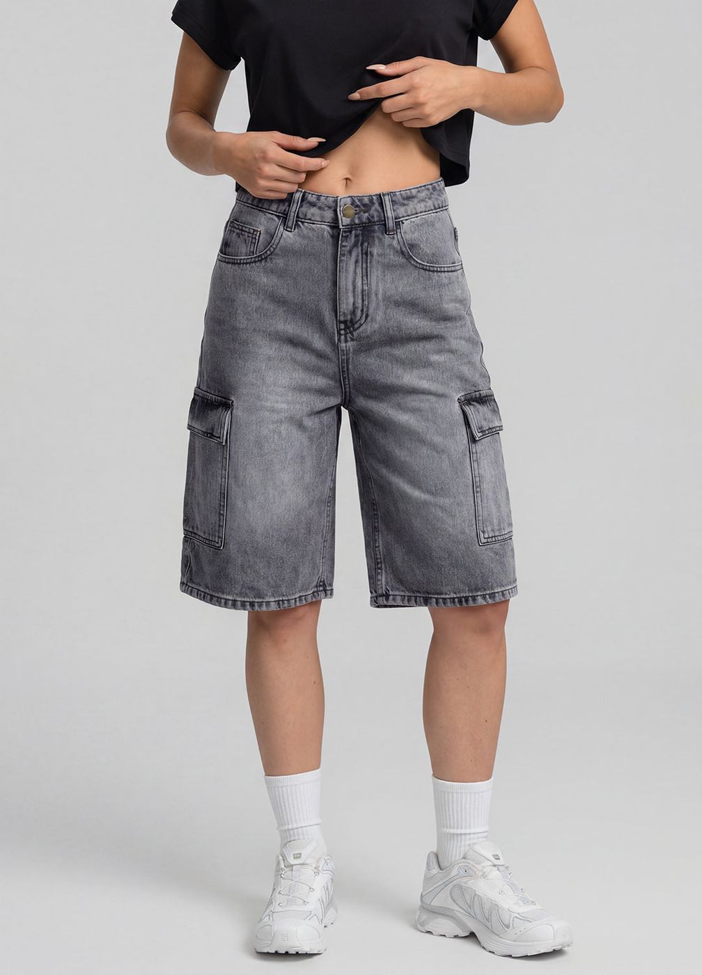 Relaxed Cargo Denim Shorts in Grey, detail