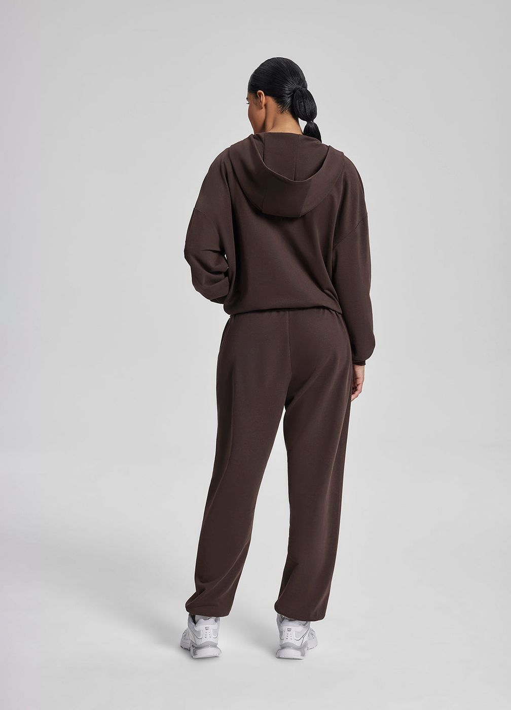 Slouchy Roomy Waistband Cozy Joggers in Chocolate, detail