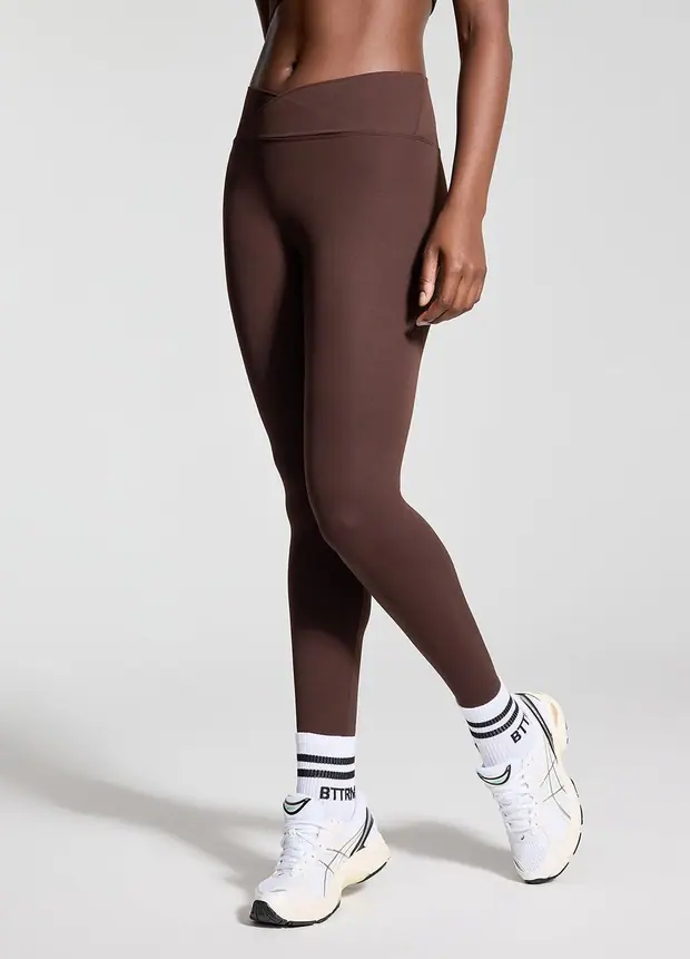 V-cut Scrunch Leggings in Chocolate, front view