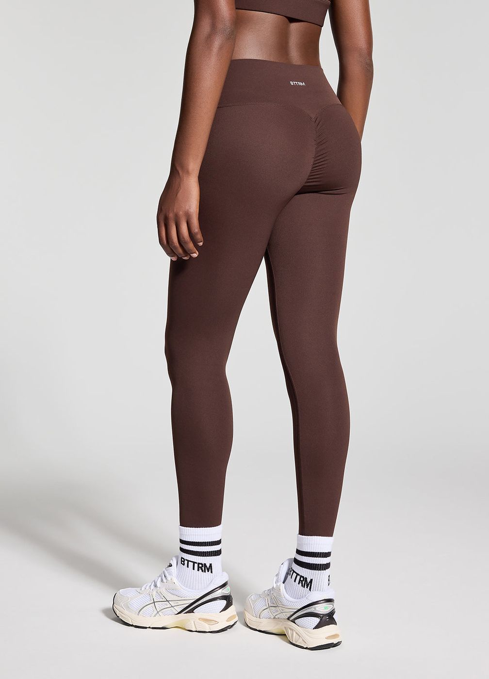 V-cut Scrunch Leggings in Chocolate, second view