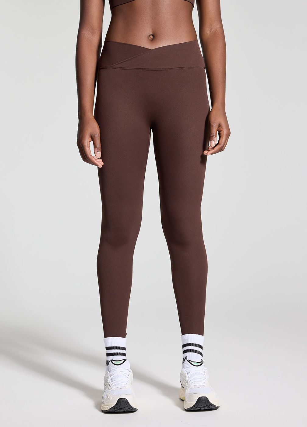 V-cut Scrunch Leggings in Chocolate, detail