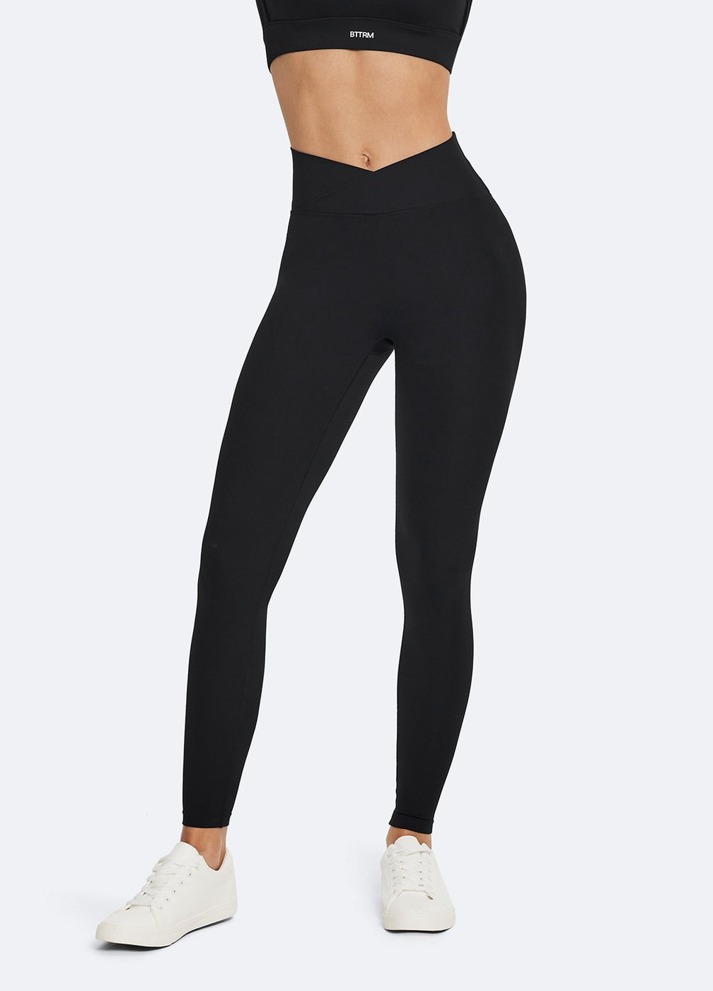 V-cut Scrunch Leggings in Black, front view