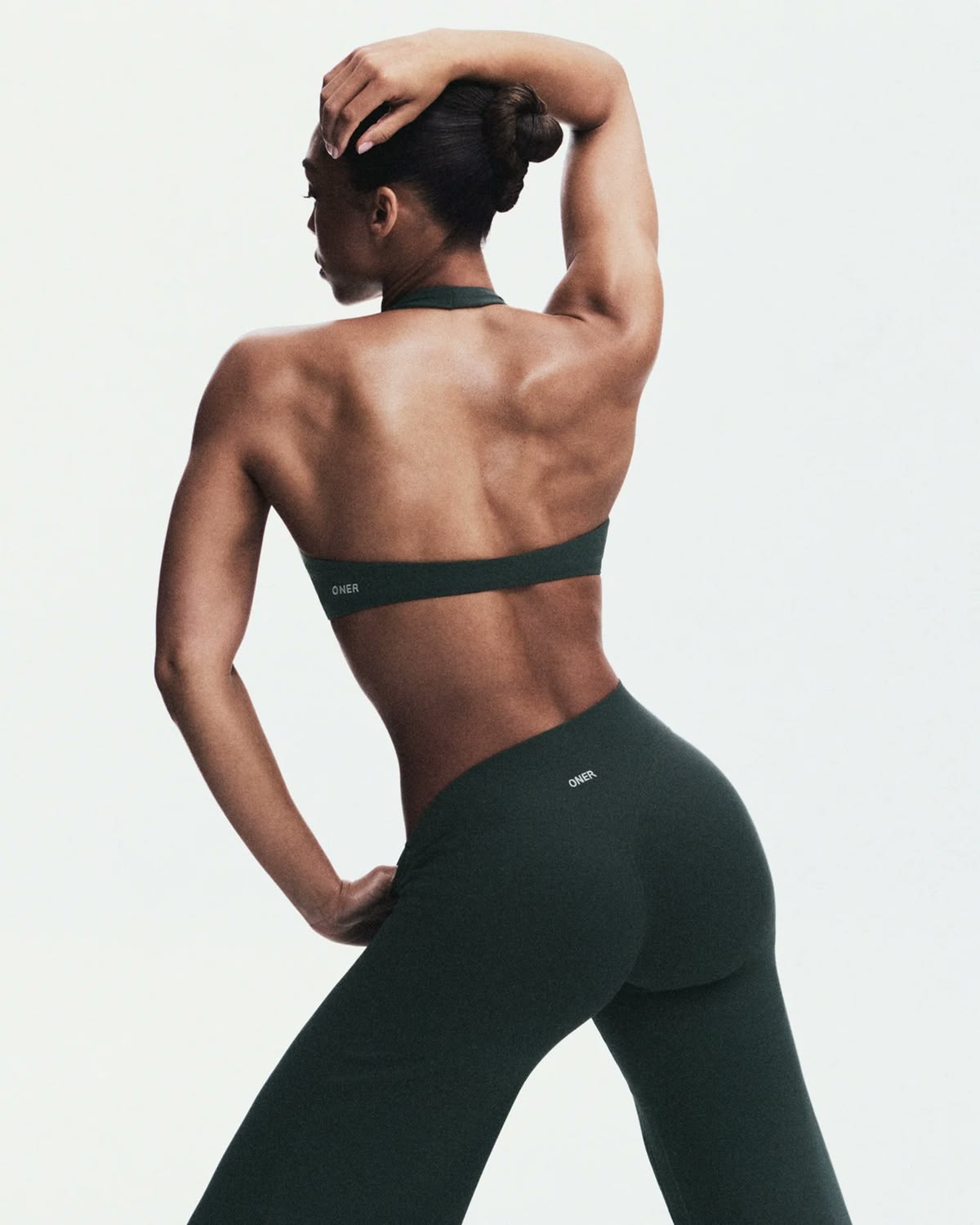Back view showing the band sitting level under the shoulder blades