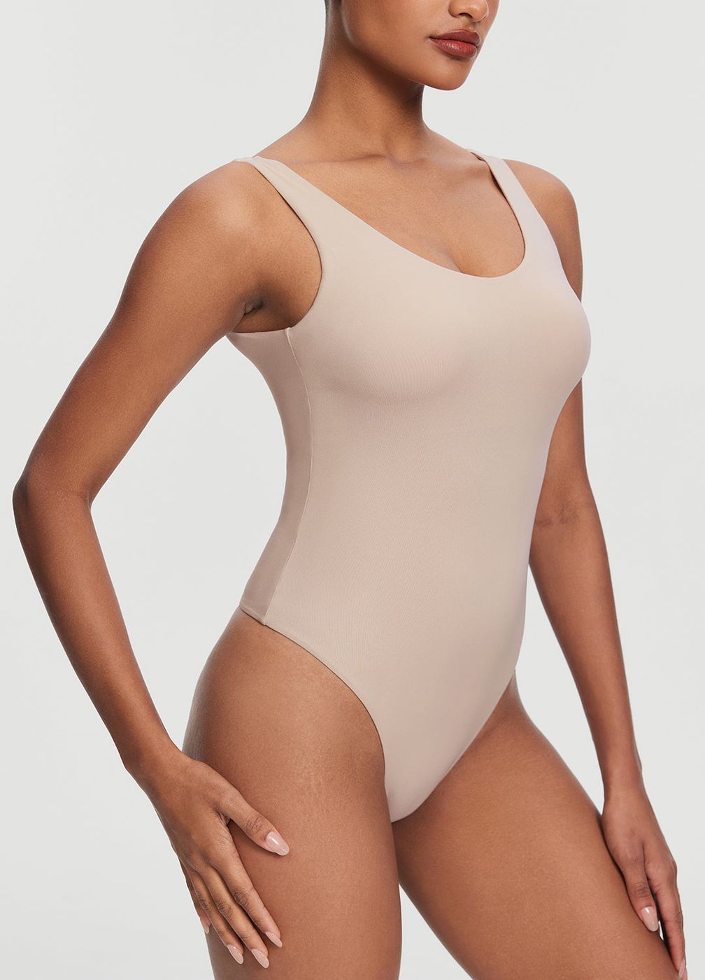 Back view showing the band sitting level under the shoulder blades